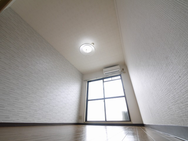 サンハイツ新大宮の居間・リビング