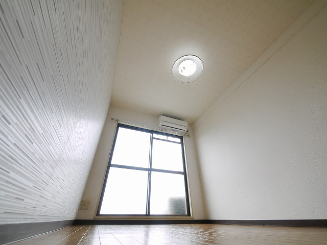 サンハイツ新大宮の居間・リビング