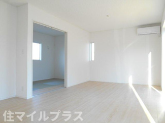 【居間・リビング】 | 白河市久田野新築一戸建て1棟 | こちらのリビングで趣味の時間をお楽しみください