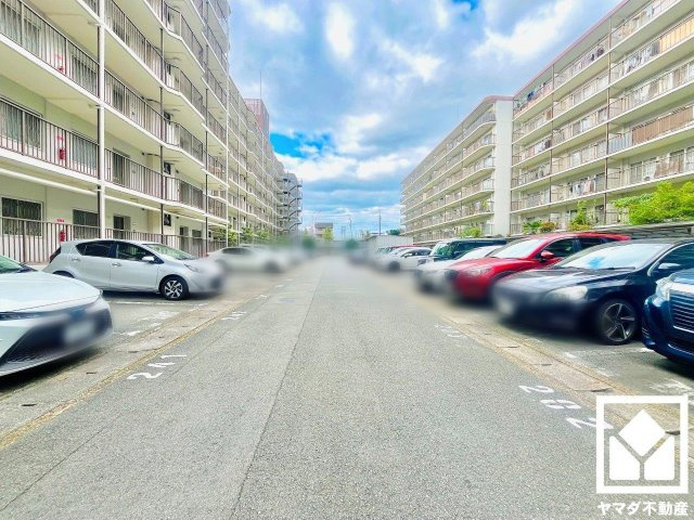 コトーハイツ伏見稲荷B棟の駐車場