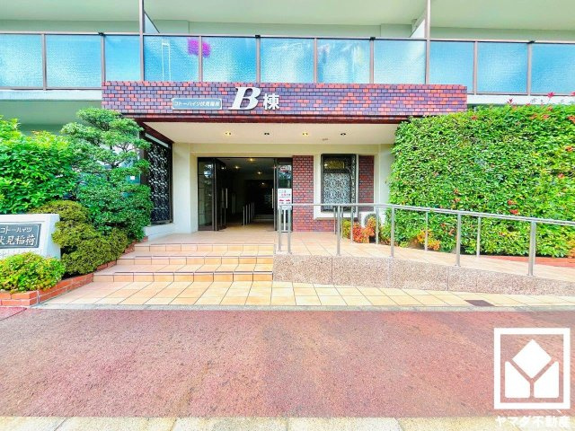 コトーハイツ伏見稲荷B棟のエントランス