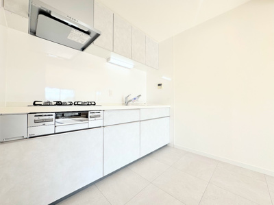 【キッチン】 | ◆コスモ横濱小机セカンド・ウイング◆ | ◆デザイン性と機能性を兼ね備えたキッチンです。リビングスペースとの一体感が生まれ、広々空間を演出してくれます。