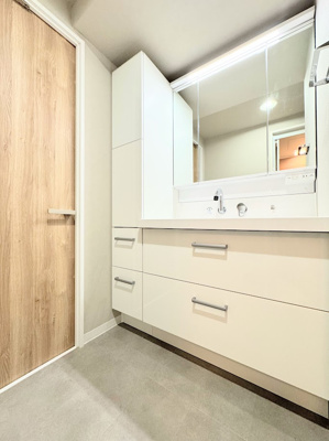 【独立洗面台】 | ◆コスモ横濱小机セカンド・ウイング◆ | ◆毎日使う場所だから、機能的で使いやすさに配慮したパウダールーム。すっきりと使えるように収納も豊富にご用意しています。