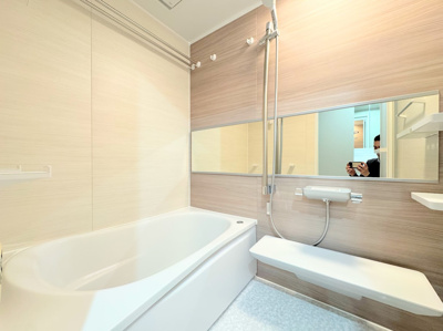 【浴室】 | ◆コスモ横濱小机セカンド・ウイング◆ | ◆モダンデザインの空間が気持ちよさを高めてくれるバスルーム。すっきりとした清潔感の中に都会的なセンスが感じられ、心身をリフレッシュできる寛ぎを深めてくれるスペースです。