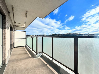 【バルコニー】 | ◆コスモ横濱小机セカンド・ウイング◆ | ◆気持ちのいい空が見渡せる広いバルコニー。爽やかな風を感じて、心躍る素敵な暮らしがはじまります。通風・採光にも優れ、心地よい光と風があふれています♪