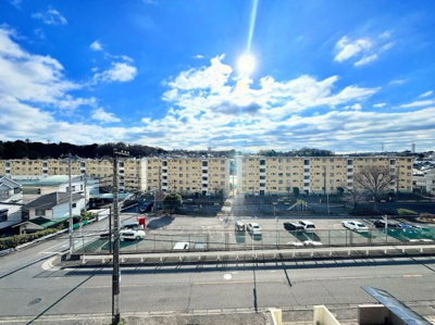 【展望】 | ◆コスモ横濱小机セカンド・ウイング◆ | ◆気持ちのいい空が見渡せる広いバルコニー。爽やかな風を感じて、心躍る素敵な暮らしがはじまります。通風・採光にも優れ、心地よい光と風があふれています♪