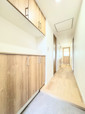 【玄関】 | ◆コスモ横濱小机セカンド・ウイング◆ | ◆光の渦が溢れた明るい玄関ホール。「おかえり」と「ただいま」が交差するお家の顔とも言える場所は爽やかで心地良い空間となっています。すっきり片付いた玄関で来客時にも自信が持てそう。