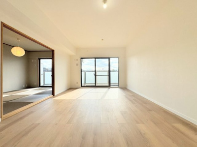 【居間・リビング】 | ◆コスモ横濱小机セカンド・ウイング◆ | ◆一家だんらんのスペースとなるＬＤＫ。窓から明るい光が差し込み、思わず家族の会話も弾む快適な空間。