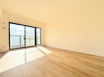 【居間・リビング】 | ◆コスモ横濱小机セカンド・ウイング◆ | ◆家族みんなが爽やかに健やかに過ごせるように、溢れる光をたっぷり取り込んだリビングダイニング。集いの場、憩いの場としての快適性を求めたやすらぎの空間です！