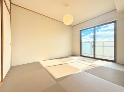 【和室】 | ◆コスモ横濱小机セカンド・ウイング◆ | ◆明るく暖かな陽射しが射し込むLDK。隣接する洋室とつなげれば、大空間に変身です。上質な温もりに包まれる、快適で穏やかなプライベート空間です。