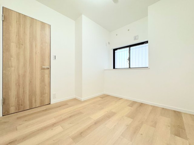 【洋室】 | ◆コスモ横濱小机セカンド・ウイング◆ | ◆子どものスタディ空間として、あるいは書斎やホビールームとして生活スタイルに合わせて使えるプライベートルーム。居心地のいい落ち着いたインテリアが似合います。