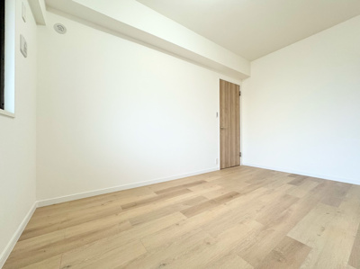 【洋室】 | ◆コスモ横濱小机セカンド・ウイング◆ | ◆感性を育むプライベートルームはシンプルでスマートな空間。好みの空間で読書をしたり、音楽を聞いたりと一人の時間も充実したものにできます。