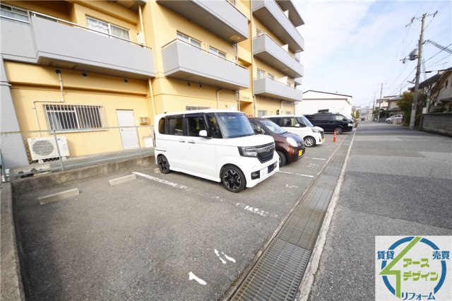 エクセラン今田の駐車場