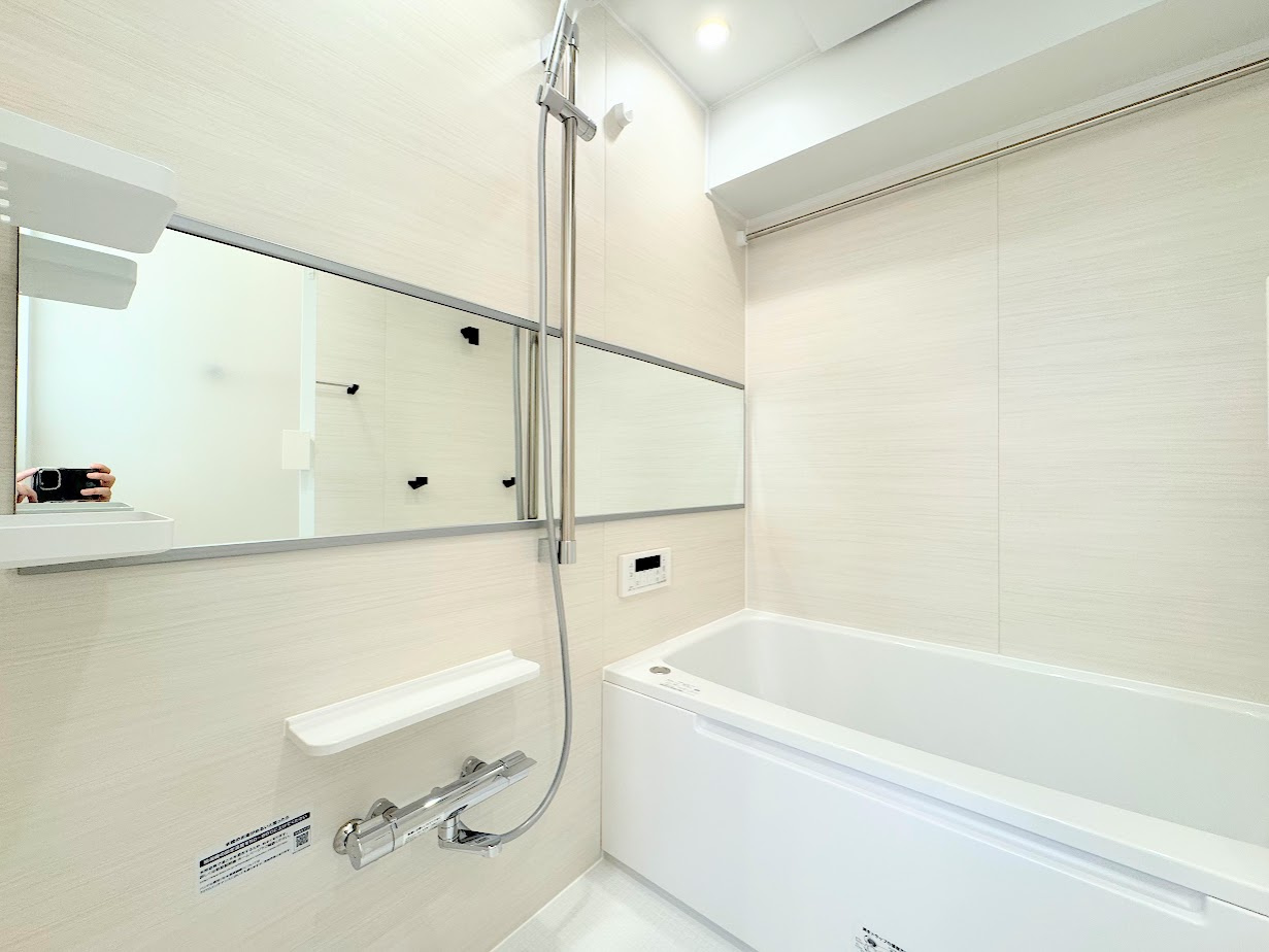 中山ダイヤモンドマンションの浴室|◆モダンデザインの空間が気持ちよさを高めてくれるバスルーム。すっきりとした清潔感があり、心身をリフレッシュできる寛ぎを深めてくれるスペースです。