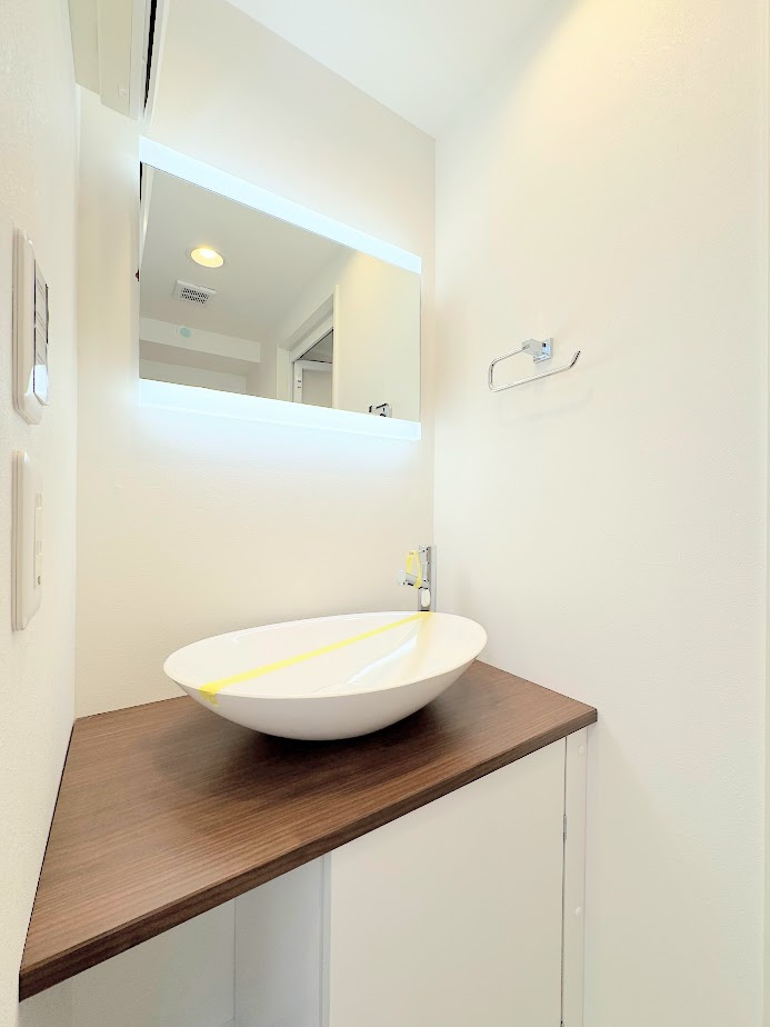 中山ダイヤモンドマンションの洗面所|◆ご家族の1日が始まり、1日が終わりを締めくくる洗面空間。洗濯機を配置しても十分なスペースを確保した設計となっております。