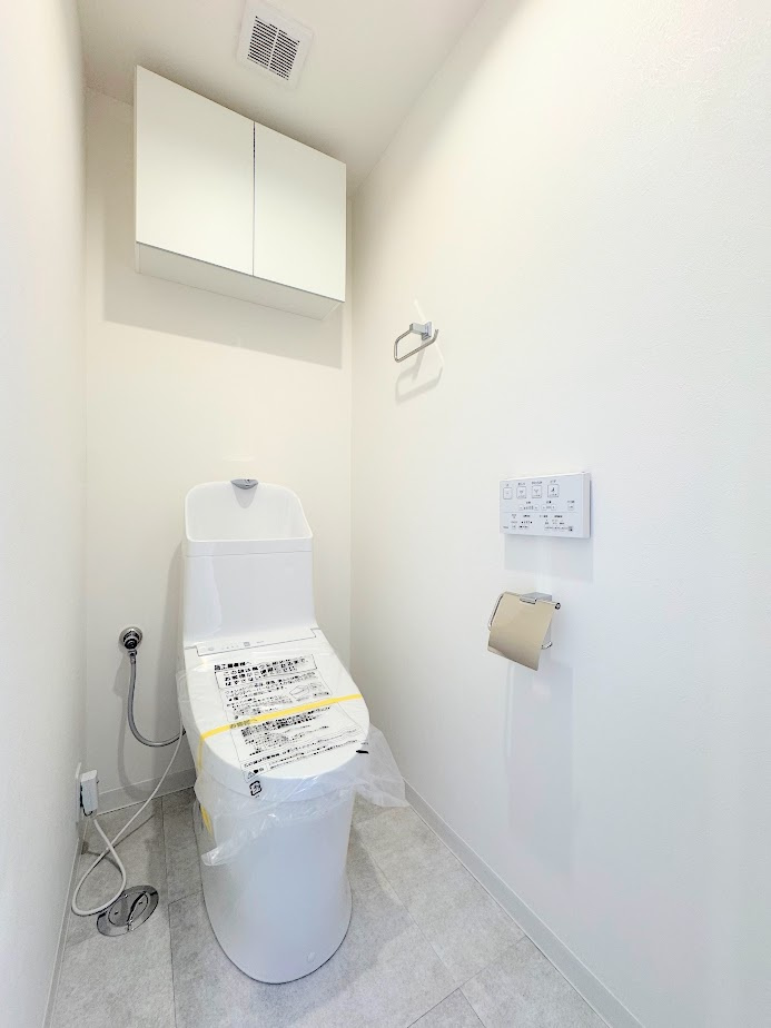 中山ダイヤモンドマンションのトイレ|◆清潔感のある白を基調とした落ち着ける空間。小窓をもうけていますので、こもりやすい空気の入れ替えも簡単に行えますね！