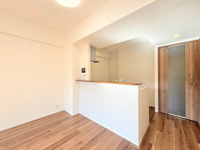 中山ダイヤモンドマンションの居間・リビング|◆長い時間滞在するキッチンだからこそ、食事の準備を楽しい時間に、忙しい時でもスムーズに無駄なく作業できる、お手入れも簡単にできるなど、毎日を楽しくするキッチンスペースに仕上げました。