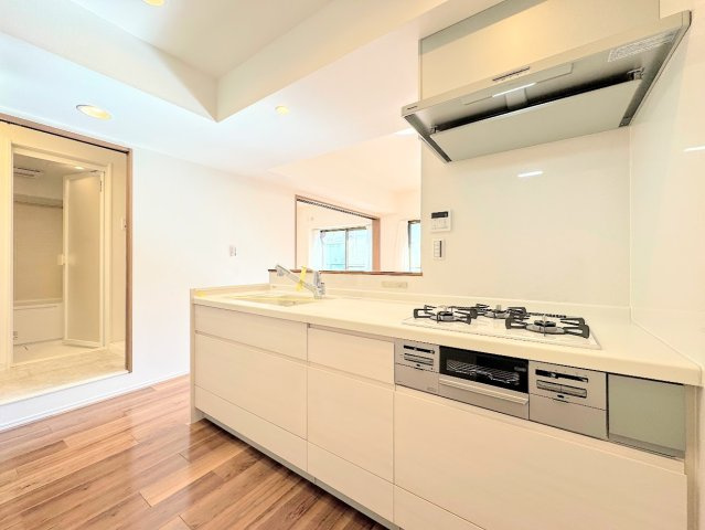 中山ダイヤモンドマンションのキッチン|◆まるでカフェのようなオープンスタイルキッチンを採用。人を招きたくなるお洒落で開放感ある空間を演出します。