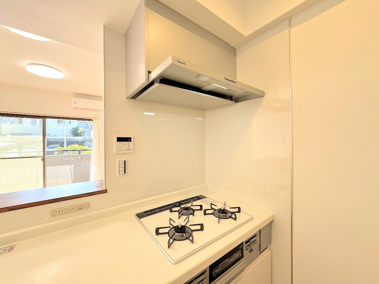 中山ダイヤモンドマンションのキッチン|◆ご家族皆さんで調理ができる位のスペースを実現したキッチン空間となっております。みんなで作った料理を召し上がりながらの会話は、どのような物になるのでしょうか。