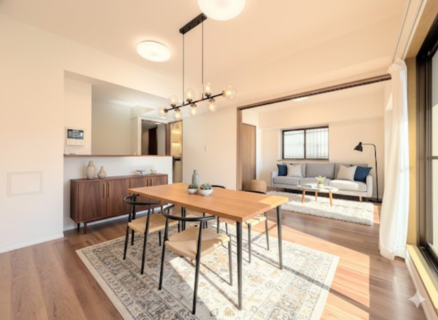 中山ダイヤモンドマンションの外観|◆柔らかな色合いのフローリングと清潔感のあふれる白のクロスが明るい空間を創り出しているリビングダイニング。家族の集まる憩いの場にふさわしい空間。(家具はイメージです)