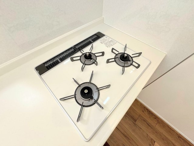 中山ダイヤモンドマンションのキッチン|◆お手入れのしやすいガラストップコンロを採用！毎日使うものだからこそ、料理をする人にとって何口あるのかは重要なポイントですね！