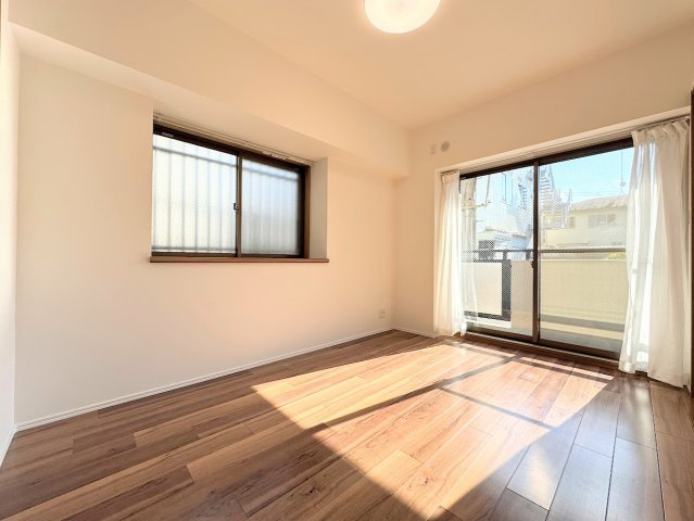 中山ダイヤモンドマンションの洋室|◆感性を育むプライベートルームはシンプルでスマートな空間。好みの空間で読書をしたり、音楽を聞いたりと一人の時間も充実したものにできます。