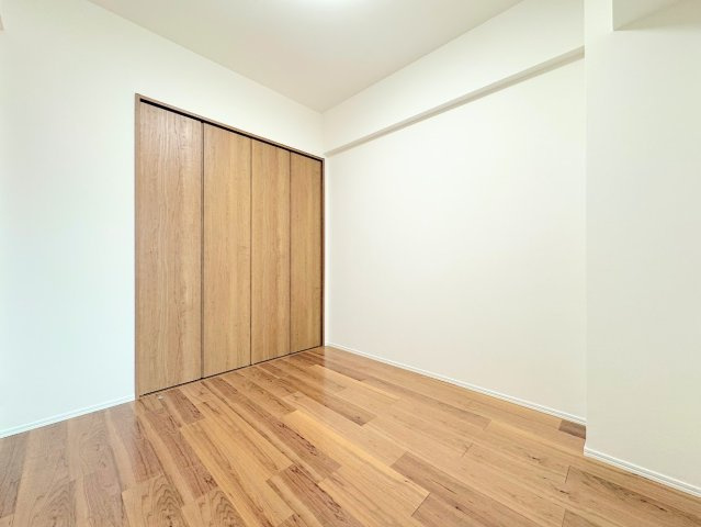 中山ダイヤモンドマンションの洋室|◆気持ちの良い風が室内へ入り込む居室。家具を配置しても広々ご利用いただける快適空間。