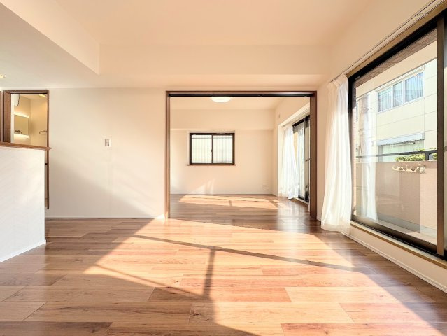 中山ダイヤモンドマンションの居間・リビング|◆一家だんらんのスペースとなるＬＤＫ。窓から明るい光が差し込み、思わず家族の会話も弾む快適な空間。