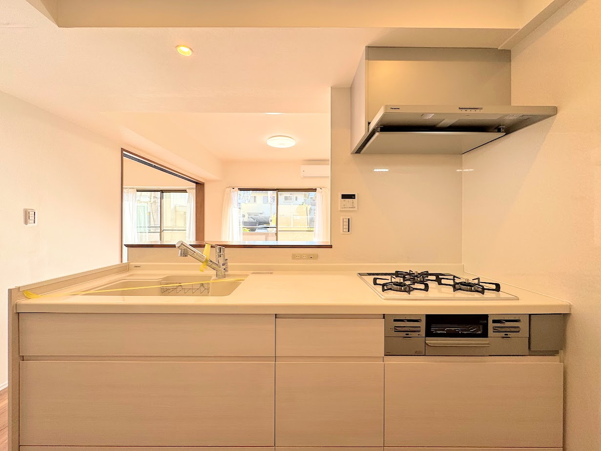 中山ダイヤモンドマンションのキッチン|◆ご家族皆さんで調理ができる位のスペースを実現したキッチン空間となっております。みんなで作った料理を召し上がりながらの会話は、どのような物になるのでしょうか。