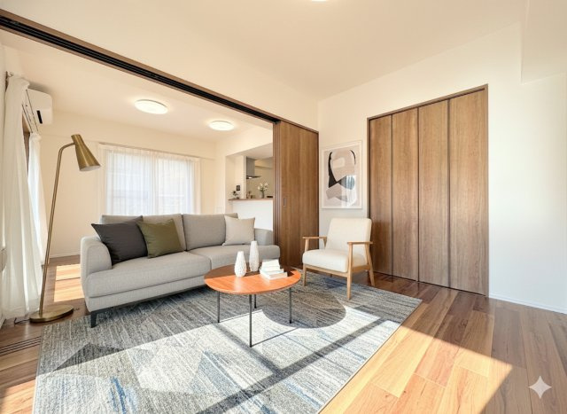 中山ダイヤモンドマンションの居間・リビング|◆一家だんらんのスペースとなるＬＤＫ。窓から明るい光が差し込み、思わず家族の会話も弾む快適な空間。(家具はイメージです)