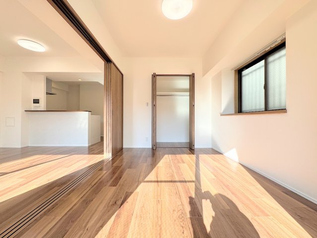 中山ダイヤモンドマンションの居間・リビング|◆リビングは一日中太陽の光が射し込みます。家族が集まる空間は、自然と笑顔が溢れます！