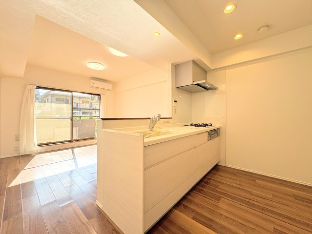 中山ダイヤモンドマンションのキッチン|◆キッチンからダイニングやリビングが見渡せるキッチン。料理をしながら家族とコミュニケーションをとれるだけでなく、大きな開放感も得られることができます。