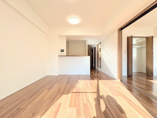 中山ダイヤモンドマンションの居間・リビング|◆家族で食卓を囲むダイニングスペースと、ソファでゆったりくつろぐリビングスペースが区切られているので家具の配置や用途を使いわけしやすいです。