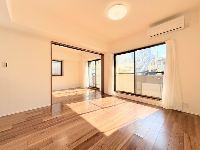 中山ダイヤモンドマンションの居間・リビング|◆広々としたリビング・ダイニングは、シックでモダンな内装。落ち着いた雰囲気に包まれて、伸びやかな空間のなかで、ゆったりと家族団らんのひとときを過ごせます。