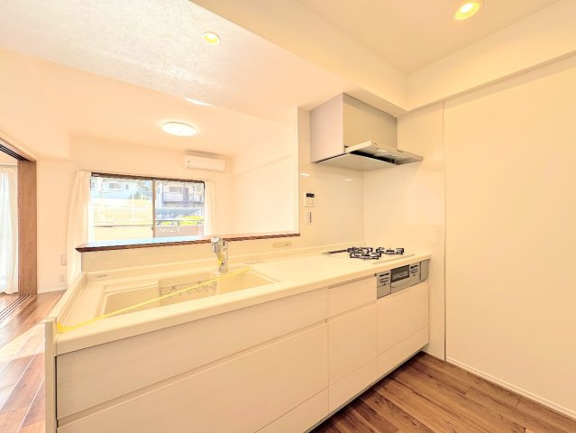 中山ダイヤモンドマンションのキッチン|◆デザイン性と機能性を兼ね備えたキッチンです。リビングスペースとの一体感が生まれ、広々空間を演出してくれます。