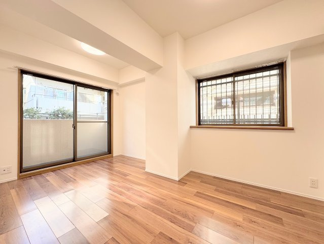 中山ダイヤモンドマンションの洋室|◆感性を育むプライベートルームはシンプルでスマートな空間。好みの空間で読書をしたり、音楽を聞いたりと一人の時間も充実したものにできます。