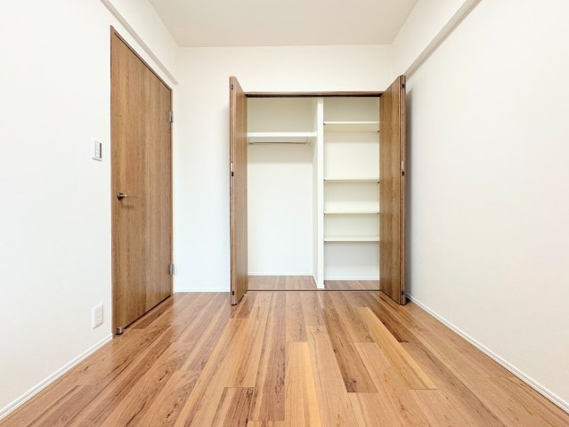 中山ダイヤモンドマンションの洋室|◆子どものスタディ空間として、あるいは書斎やホビールームとして生活スタイルに合わせて使えるプライベートルーム。居心地のいい落ち着いたインテリアが似合います。