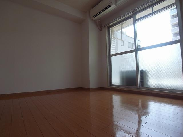 オーク＆パートナーズビルの居間・リビング