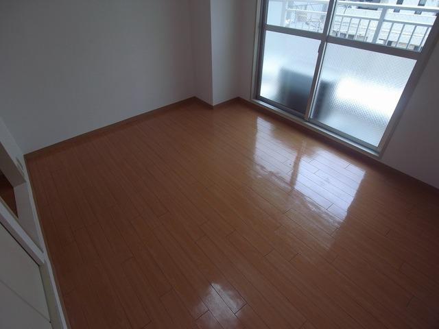 オーク＆パートナーズビルの居間・リビング