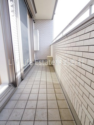 小平市学園東町のアパートのバルコニー