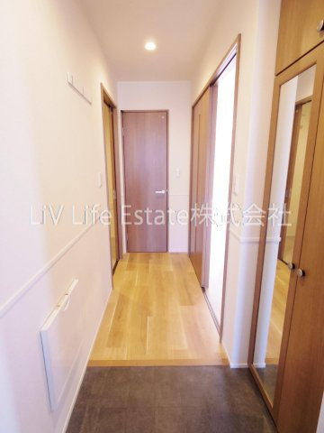 小平市学園東町のアパートの玄関