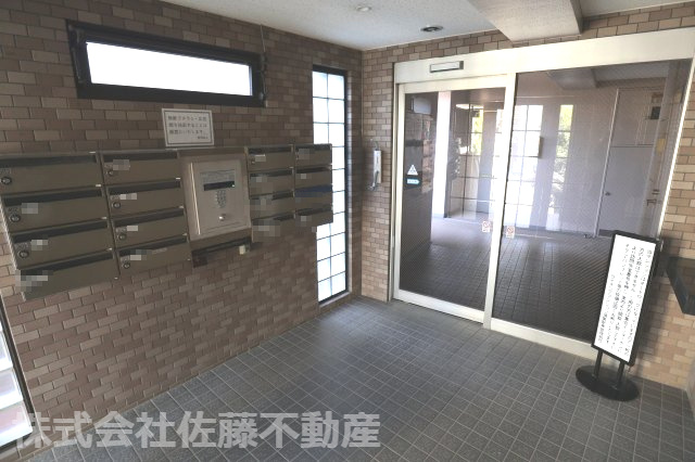 ライオンズマンション鴻巣駅東。『鴻巣駅』東口2分の4階のお部屋のエントランス|2026年2月23日 10:00頃撮影。エントランスの写真です。エントランスは2階にあります。