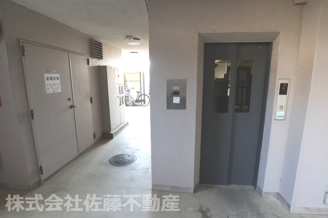 ライオンズマンション鴻巣駅東。『鴻巣駅』東口2分の4階のお部屋のその他共用部分|2026年2月23日 10:00頃撮影。1階のエレベーターの写真です。1階から各フロアにアクセスできます。