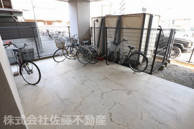ライオンズマンション鴻巣駅東。『鴻巣駅』東口2分の4階のお部屋の駐輪場|2026年2月23日 10:00頃撮影。1階のエレベーターの左奥にマンションの居住者用の自転車置き場があります。