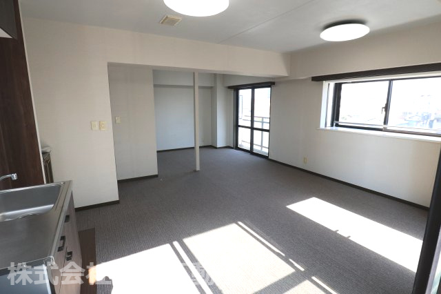 ライオンズマンション鴻巣駅東。『鴻巣駅』東口2分の4階のお部屋の居間・リビング|2026年2月23日 10:00頃撮影。LDKの写真です。