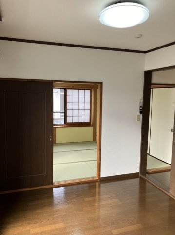 並木5丁目戸建の居間・リビング|こちらのリビングで趣味の時間をお楽しみください