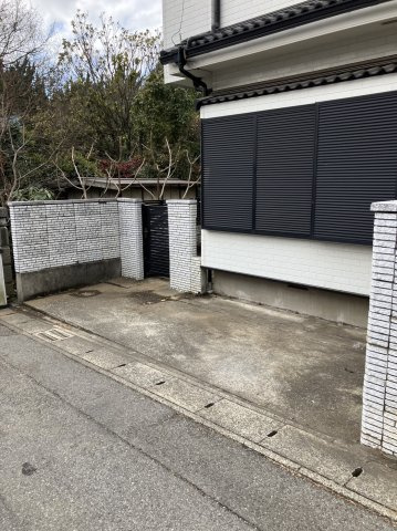 並木5丁目戸建の駐車場|車をお持ちの方に嬉しい駐車場付きの物件です