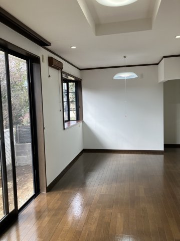 並木5丁目戸建の居間・リビング|使いやすい居間です