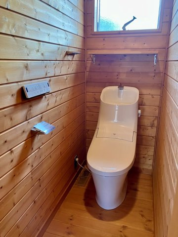 正連寺戸建のトイレ|落ち着いた色調のトイレです