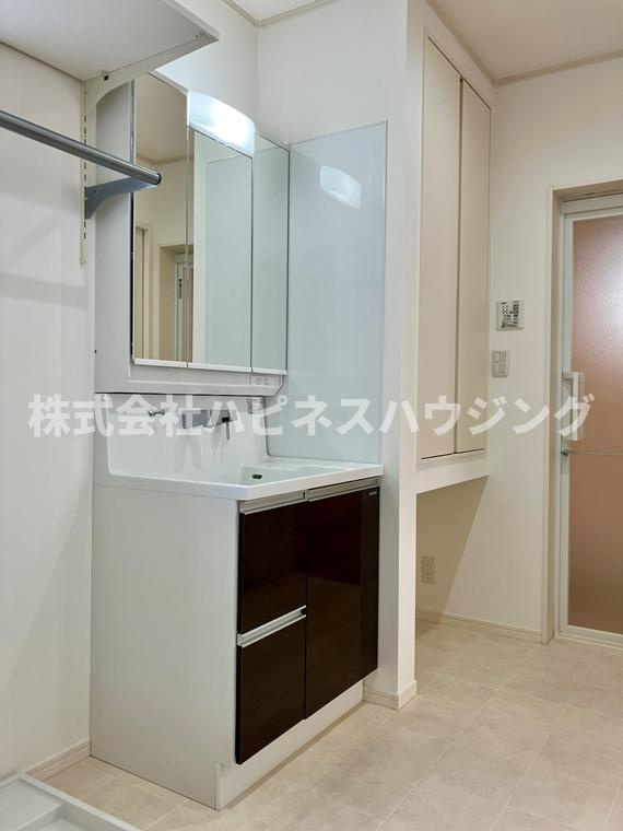 西町戸建の洗面所|ゆったりとスペースのある洗面所